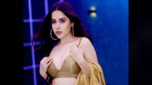🌟 Introduction: Drama Queen Urfi Strikes Again! 🌟Urfi Javed — jisko hum sab jaante hain unke bold fashion experiments ke liye — is baar kisi fancy outfit ya DIY dress ke liye nahi, balki apne swollen lips aur face ke liye viral ho gayi! 😲💄
